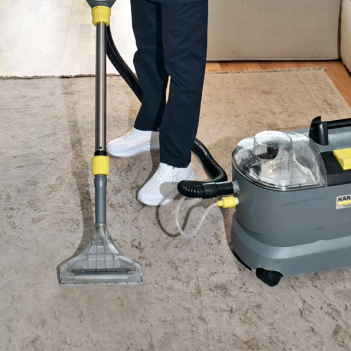 Püskürtme-vakum makinesiyle yerinde halı yıkama uygulaması